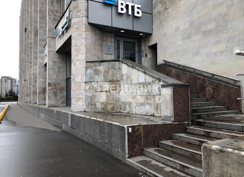 Помещение свободного назначения Ленинский, 151 площадью 605 квадратных метров