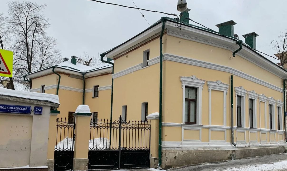Многопрофильная компания арендовала особняк 592 м2 по адресу: Подкопаевский переулок, д. 2/6, стр. 1. Москва