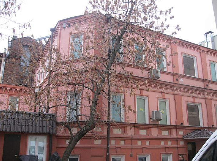 Сеть караоке-клубов арендовала здание общей площадью 297 м2 по адресу: Новослободская, д 20 стр 6. Москва